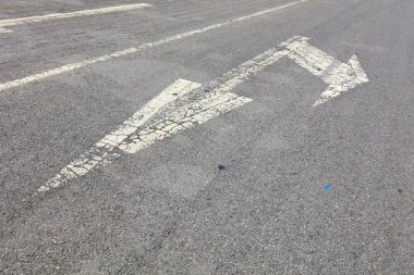 Beyaz otoban işaretleri, fotoğrafa yakın çekim 