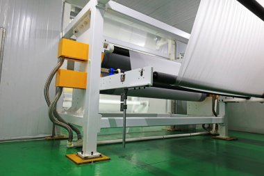 Üretim atölyesinde patenler ve makineler