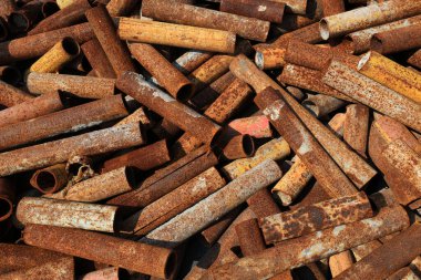 İnşaat alanlarında oksitlenmiş paslı çelik borular.