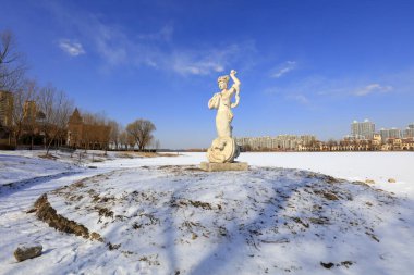 Karda deniz kızı heykeli