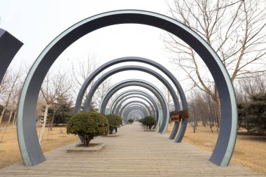 Parkta kemerli geçit, fotoğrafa yakın çekim.