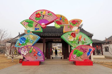 Parkta fan şeklinde fener var.