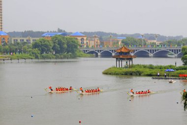 LUANNAN COUNTY - 9 Ağustos: Ejder teknesi yarışı sahnesi 9 Ağustos 2014, Luannan County, Hebei Eyaleti, Çin