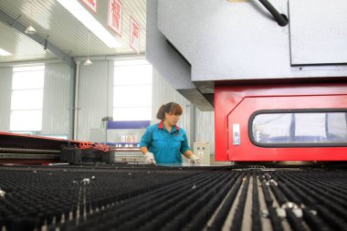 LUANNAN COUNTY - 23 AĞUSTOS: Üretim hattında çalışan işçiler, 23 Ağustos 2014, Luannan County, Hebei Eyaleti, Çin