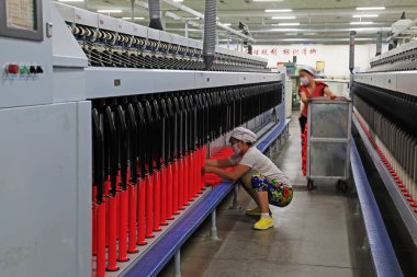 Luannan - 31 Mayıs 2015 'te Çin' in Hebei eyaletinde, Luannan ilçesinde, kadınlar bisiklet makineleri ayarlıyorlardı.