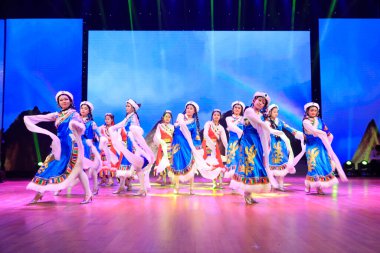 Luannan County - 23 Ocak 2017: Çin halk dansları gösterisi, Luannan, Hebei, Chin