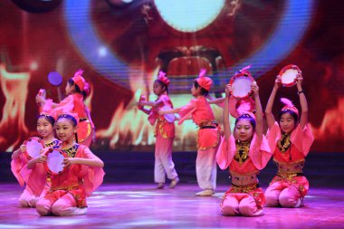 Luannan County - 23 Ocak 2017: Çocuk dans gösterisi, Luannan, Hebei, Chin