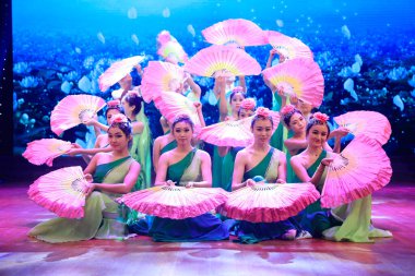 Luannan County - 23 Ocak 2017: Çin halk dansları gösterisi, Luannan, Hebei, Chin