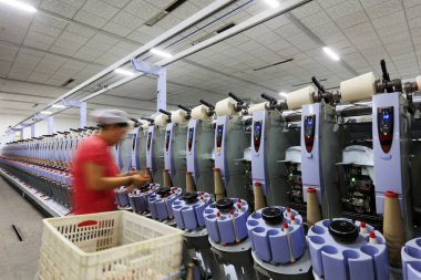 Tangshan City - 4 Ocak 2018: işçiler Çin 'in Hebei kentinde, Tangshan şehrinde döngü hattında meşguller.