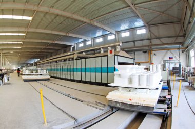 LUANNAN COUNTY - 5 Ocak 2014, Luannan Eyaleti, Hebei Eyaleti, Çin 'deki ZhongTong Seramik Şirketi' ndeki sinter fırını atölyesindeki seramik yarı bitmiş ürünler