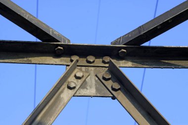 Mavi gökyüzündeki elektrik kulesinin parçaları, çelik güç nakil tesisleri