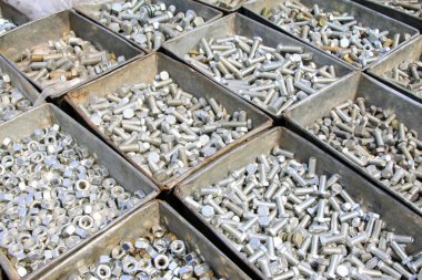 cıvata birlikte bir dükkanda yığılmış