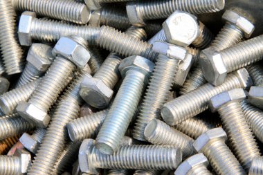 Birbirine kenetlenmiş civatalar, fotoğrafa yakın.