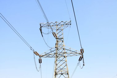 Mavi gökyüzü, çelik güç iletim tesislerinde elektrik Kulesi