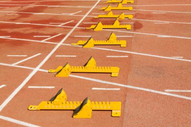 Ortaokuldaki bir spor sahasında kırmızı plastik bir pistte