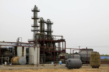 Bir imalat fabrikasındaki düzeltme kulesi manzarası