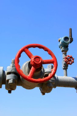 Gri çizgi ve kırmızı el tekerleği, fotoğrafa yakın çekim