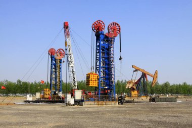 CAOFEIDIAN - 2 Mayıs 2014 tarihinde, JiDong petrol sahasında çerçeve tipi pompalama ünitesi, kaofeidyen, hebei bölgesi, Çin. 