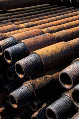 Oksitlenme paslanması petrol boru hattıyla dolu, fotoğrafa yakın.