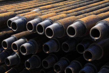 Oksitlenme paslanması petrol boru hattıyla dolu, fotoğrafa yakın.