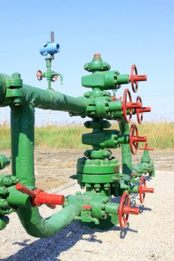 Yeşil petrol makineleri ve kırmızı el tekerleği, fotoğrafa yakın çekim