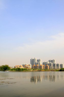 Deniz kenarındaki villa, fotoğrafa yakın.