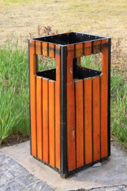 Parkta ahşap kutular, fotoğraflara yakın çekim.