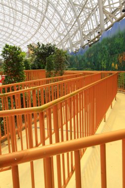 Çocuk parkında sarı metal parmaklıklar, fotoğrafa yakın çekim.