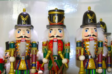 Mağaza raflarındaki çizgi film karakterleri şekillendirici oyuncaklar