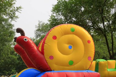 Şişirilebilir salyangoz modelleme, fotoğrafın yakın çekimi.