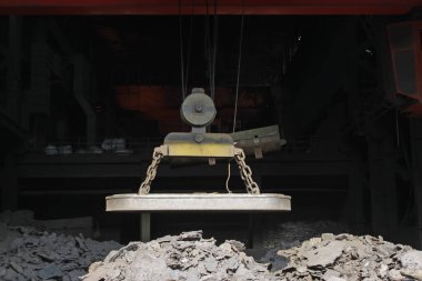Çelik fabrikasında elektromıknatıs ekipmanı, fotoğrafa yakın çekim.