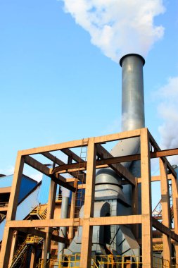 Fabrikadaki metalik baca, fotoğrafa yakın çekim.