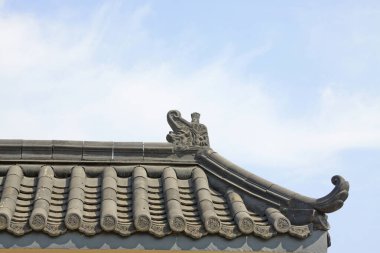 Geleneksel Çin tarzı gri kiremitli çatı, fotoğrafa yakın çekim