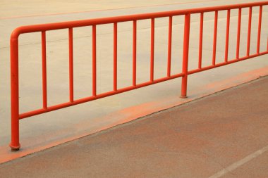 Turuncu metal parmaklıklar, fotoğrafa yakın çekim.