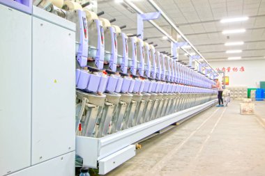 LUANNAN COUNTY - 23 Ağustos: Spinning mill makine ve ekipmanları, 23 Ağustos 2014, Luannan County, Hebei Eyaleti, Çin