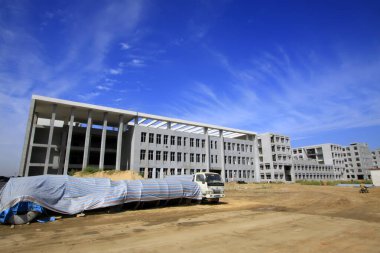 LUANNAN COUNTY - 15 Eylül 2014 'te mavi gökyüzünün altında tamamlanmamış inşaat sahası, Luannan County, Hebei Eyaleti, Çin