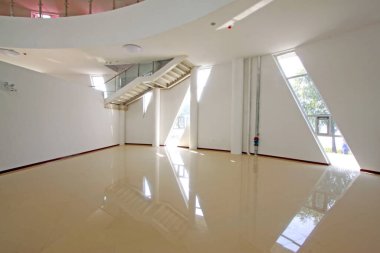 LUANNAN COUNTY - 18 Eylül 2014 'te bir sanat galerisinde merdivenler ve pencereler, Luannan County, Hebei Eyaleti, Çin