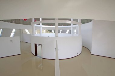 LUANNAN COUNTY - 18 Eylül 2014 'te Hebei Eyaleti, Çin' deki bir sanat galerisinde iç halka yapısı inşa etmek