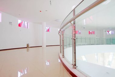 Cam perde duvarı ve paslanmaz çelik parmaklık, fotoğrafın yakın çekimi.