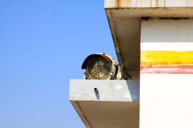 Eski binaların projektörleri, fotoğraflara yakın çekim.