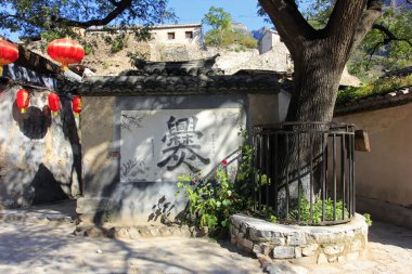 BEIJING - 5 Ekim 2014 'te CuanDiXia köyünün duvarında el yazısıyla yazılmış Çince karakterler 