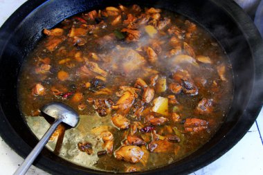 Çin mutfağı. Restoranda büyük bir tencere güveç.