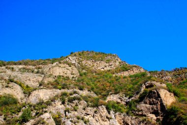 Mavi gökyüzünün altındaki dağlar, fotoğrafa yakın.