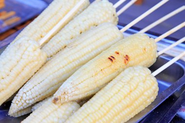 Lokantada ızgara mısır, yakın plan fotoğraf.