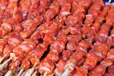 Lokantada ızgara tavuk ipi, yakın plan fotoğraf.