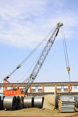 Strip çelik ve vinç, fotoğrafa yakın çekim.