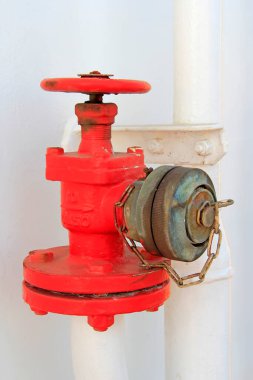 Yangın musluğu, fotoğrafa yakın çekim.