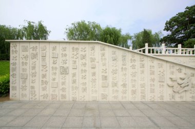 Parkta taş oymacılığı işe yarıyor.