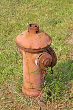 Fotoğrafa yakın çekim, fabrikadaki eski yangın musluğu.