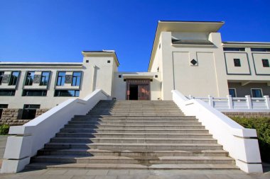 Bir parkta Çin klasik mimarisi